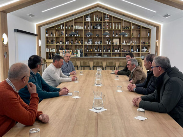 conseller de agricultura miguel barrachina con su equipo y miembros de la cooperativa de viver