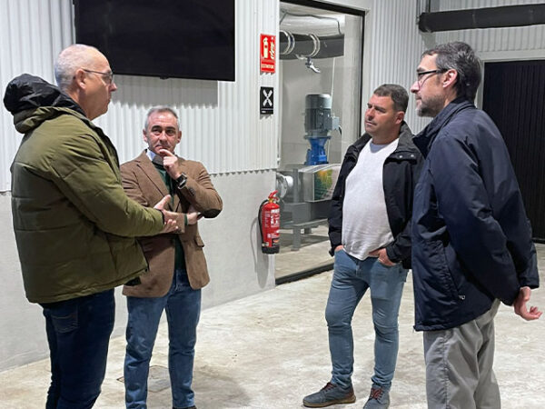 Conseller de agricultura miguel barrachina en la almazara de la cooperativa de viver